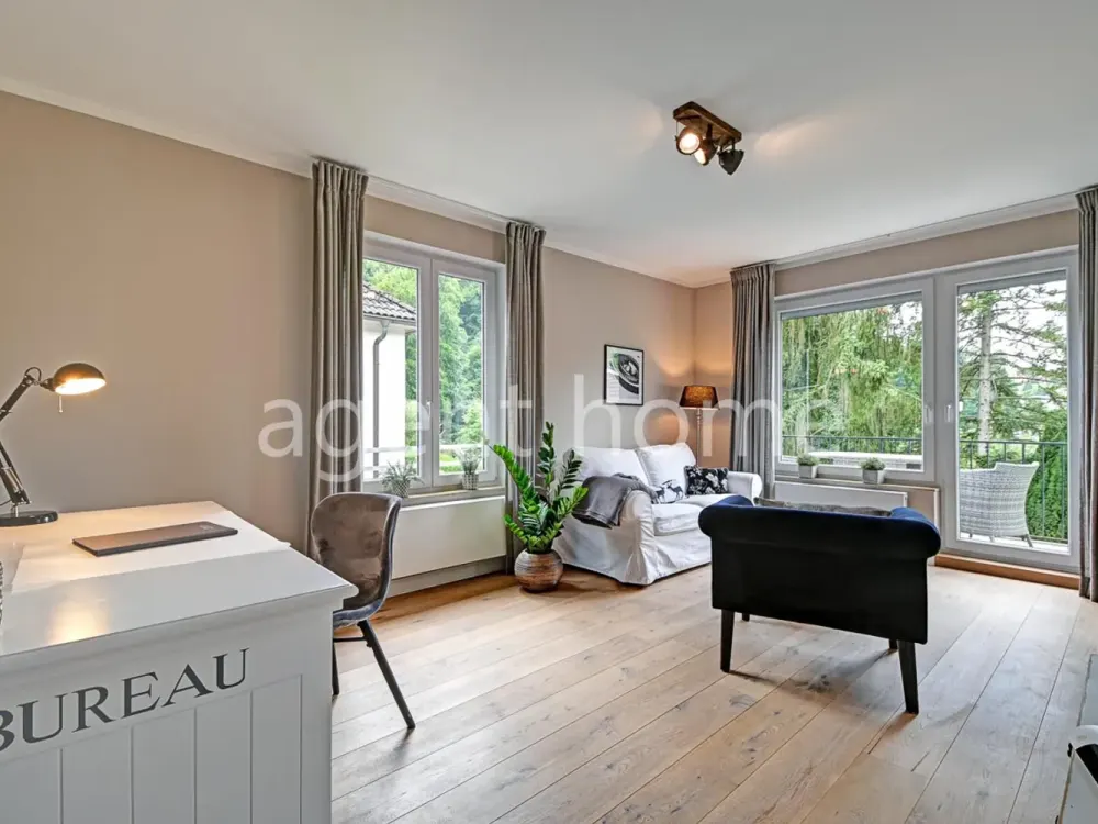 MÖBLIERT - LUXURIOUS LIVING - Helle Wohnung mit Balkon