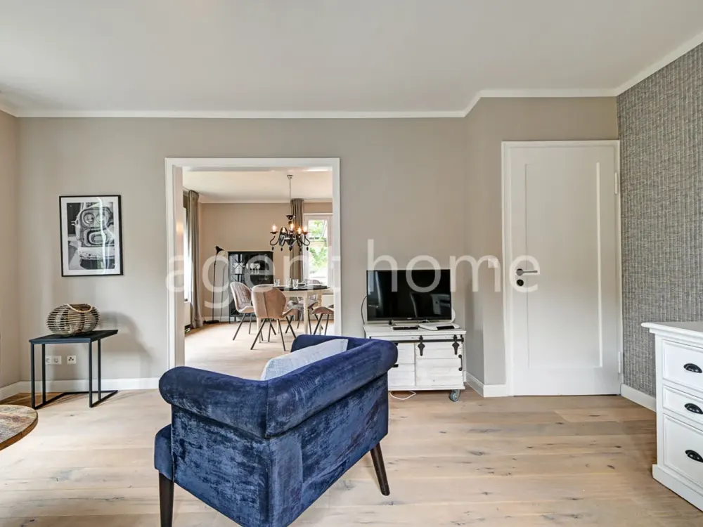 MÖBLIERT - LUXURIOUS LIVING - Helle Wohnung mit Balkon