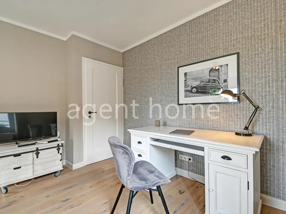 MÖBLIERT - LUXURIOUS LIVING - Helle Wohnung mit Balkon
