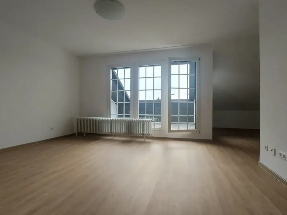 Stilvoll modernisiert: 1-Zimmer-Dachgeschosswohnung in Eschborn