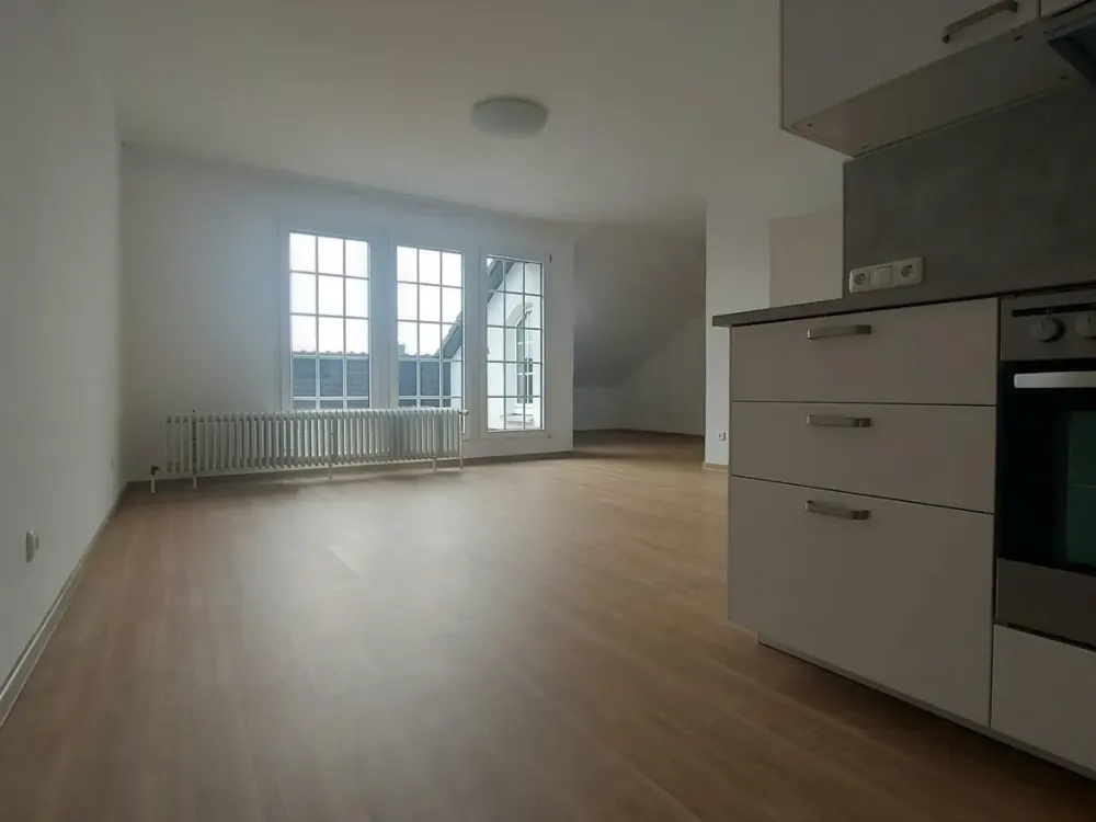 Stilvoll modernisiert: 1-Zimmer-Dachgeschosswohnung in Eschborn