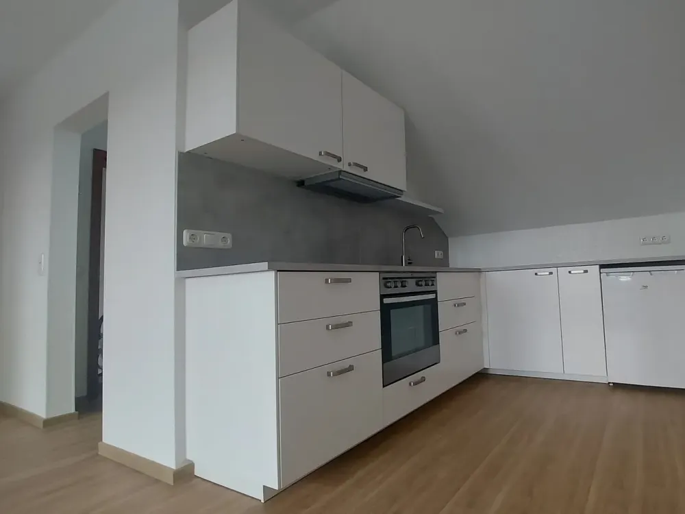Stilvoll modernisiert: 1-Zimmer-Dachgeschosswohnung in Eschborn