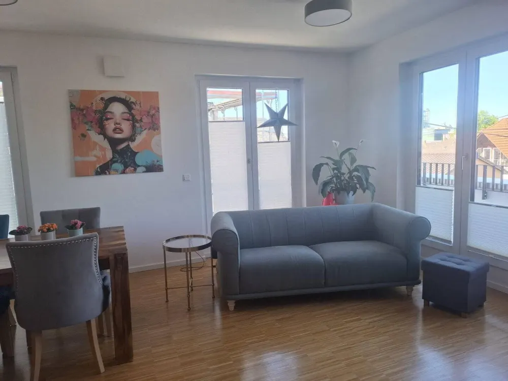 Neubau, helle gemütliche 2 Zi Penthousewohnung, Balkon, EBK, KfW40+