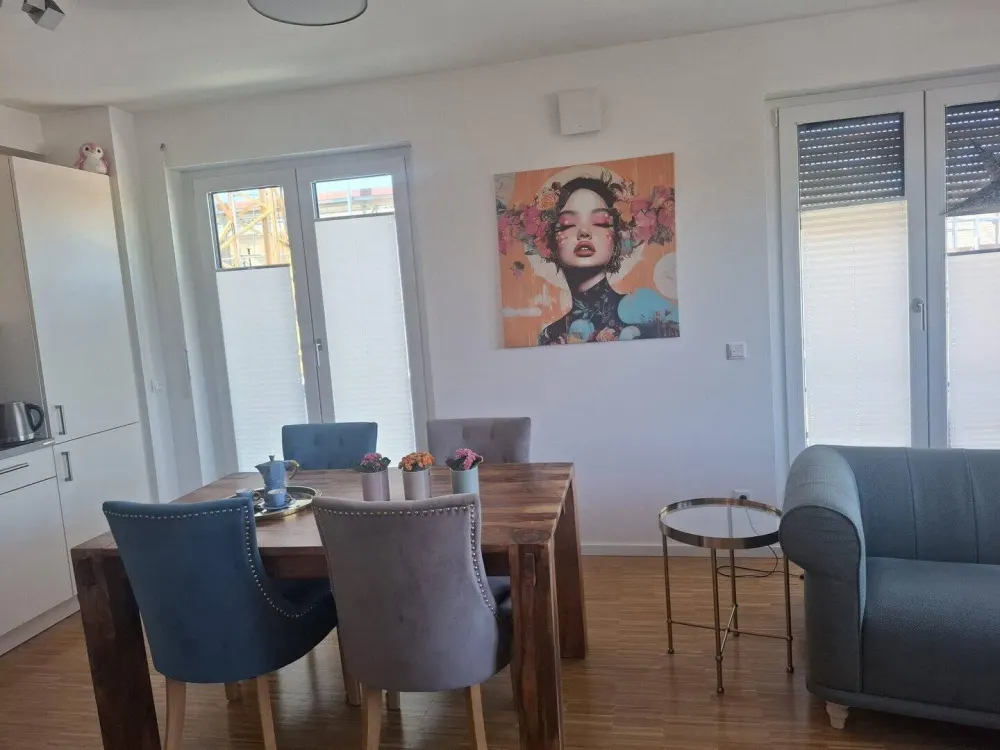 Neubau, helle gemütliche 2 Zi Penthousewohnung, Balkon, EBK, KfW40+