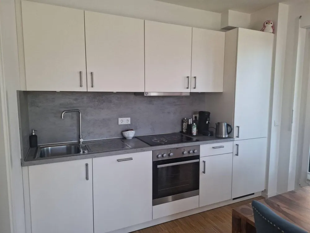 Neubau, helle gemütliche 2 Zi Penthousewohnung, Balkon, EBK, KfW40+