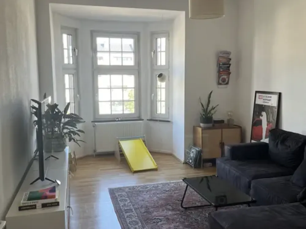 Helle 3-Zimmer-Wohnung mit Erker & Wohnküche inkl. Balkon in Düsseldorf-Golzheim (3. OG)