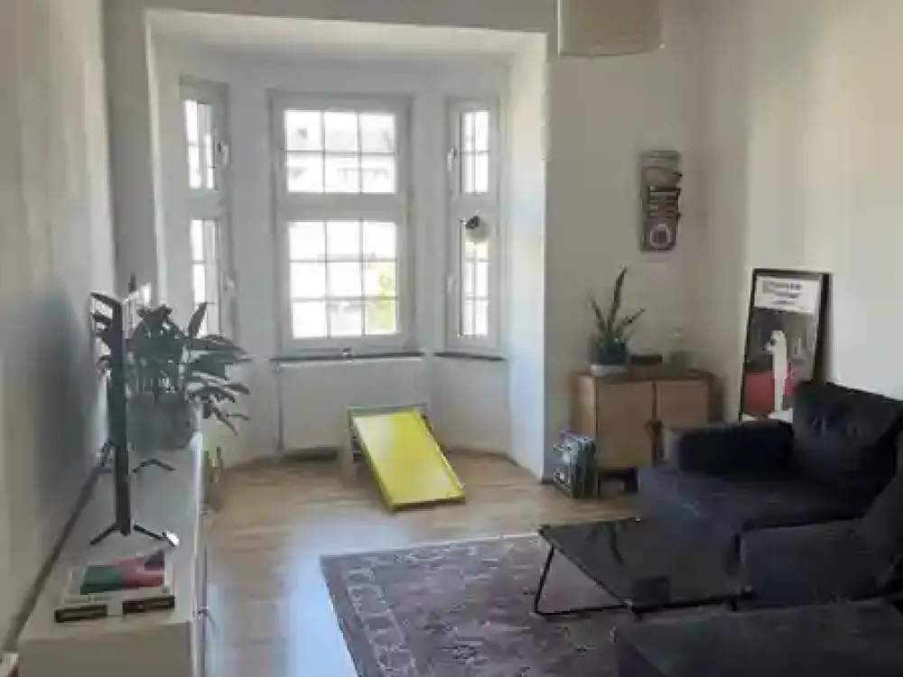 Helle 3-Zimmer-Wohnung mit Erker & Wohnküche inkl. Balkon in Düsseldorf-Golzheim (3. OG)