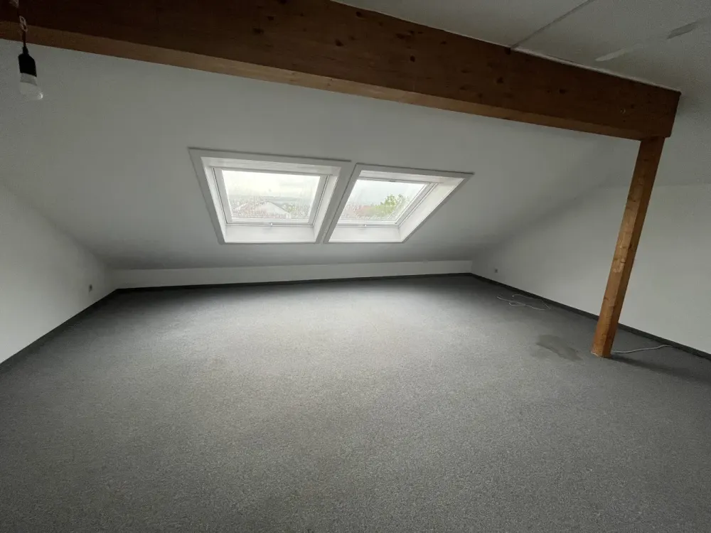 * Geräumige DG-Wohnung in Freiberg/N. *