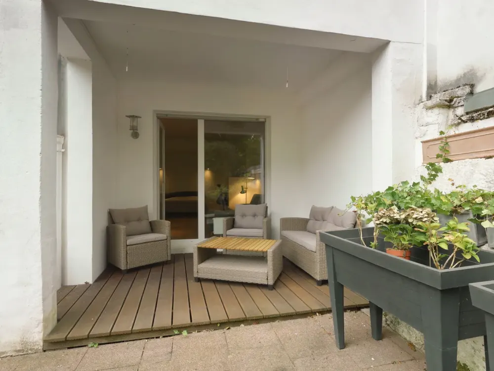 Helles, schickes, ruhiges vollmöblierte EG-Terrassenapartment @ Cecilienallee