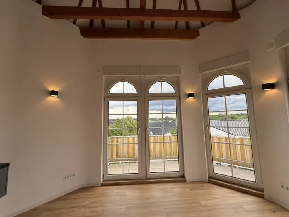 Moderne 2,5-Zimmer-Wohnung im Turm mit Balkon, Klimaanlage, neue Küche & TG-Stellplatz