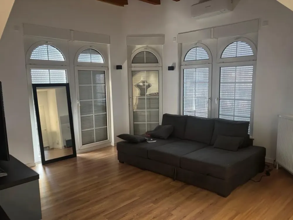 Moderne 2,5-Zimmer-Wohnung im Turm mit Balkon, Klimaanlage, neue Küche & TG-Stellplatz