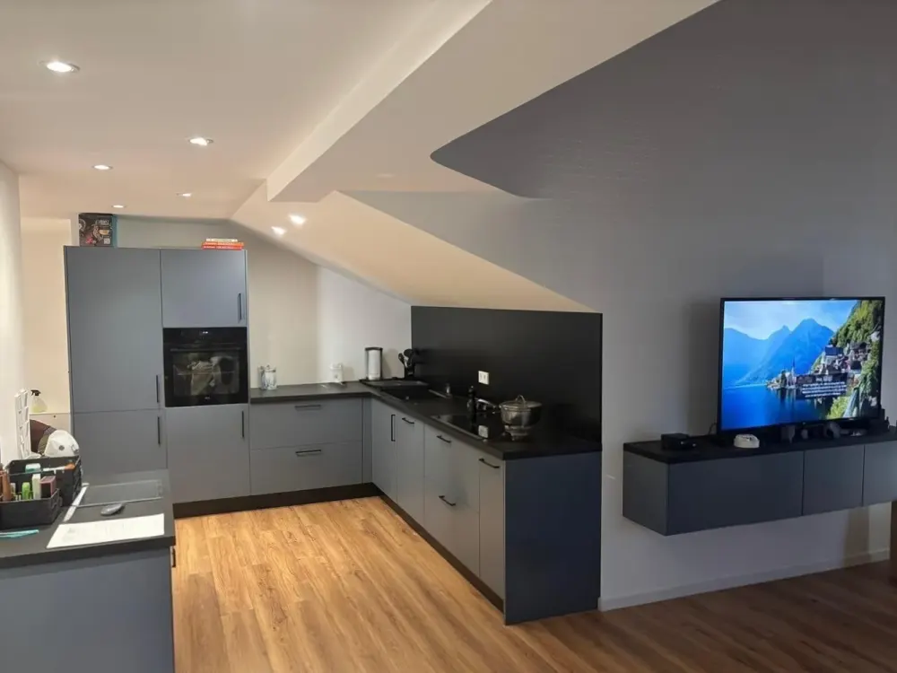 Moderne 2,5-Zimmer-Wohnung im Turm mit Balkon, Klimaanlage, neue Küche & TG-Stellplatz