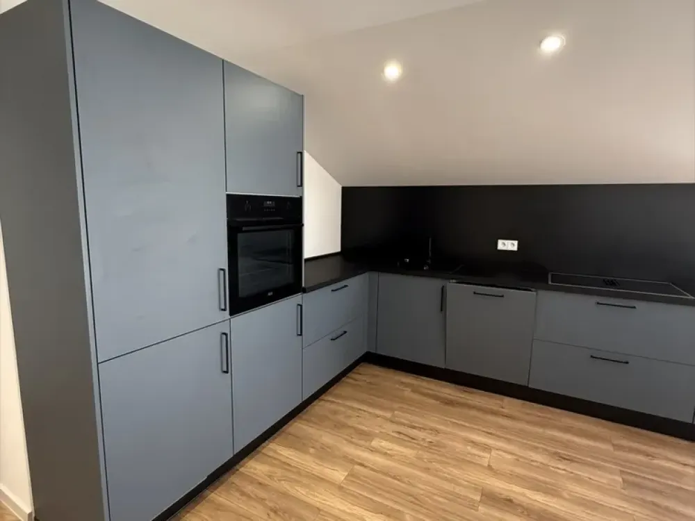 Moderne 2,5-Zimmer-Wohnung im Turm mit Balkon, Klimaanlage, neue Küche & TG-Stellplatz