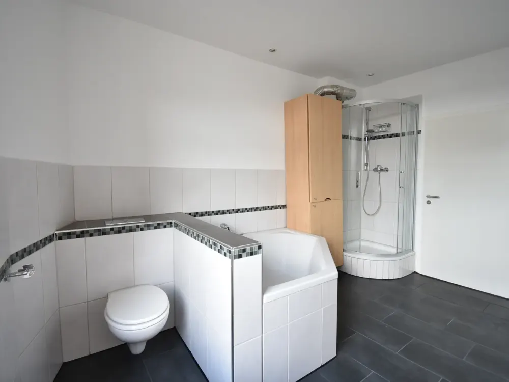 Lorettostraße! Renovierte 2-Zi-Altbau-Whg mit Balkon zu vermieten