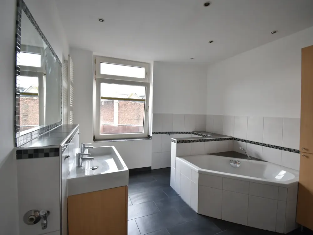Lorettostraße! Renovierte 2-Zi-Altbau-Whg mit Balkon zu vermieten