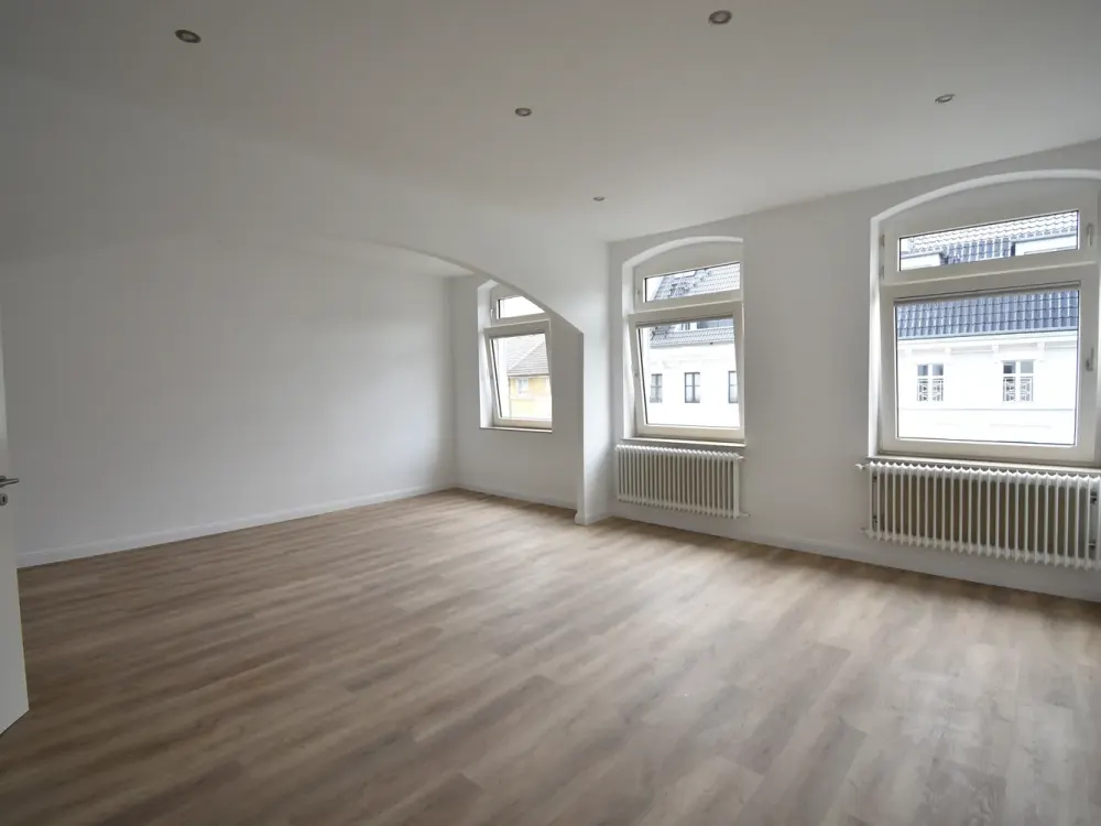 Lorettostraße! Renovierte 2-Zi-Altbau-Whg mit Balkon zu vermieten
