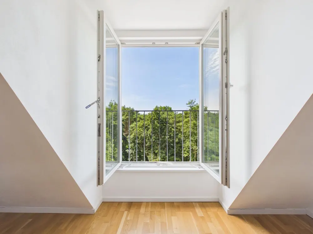 ** Lichtdurchflutete 2-Zimmer-Dachgeschosswohnung mit Gartennutzung **