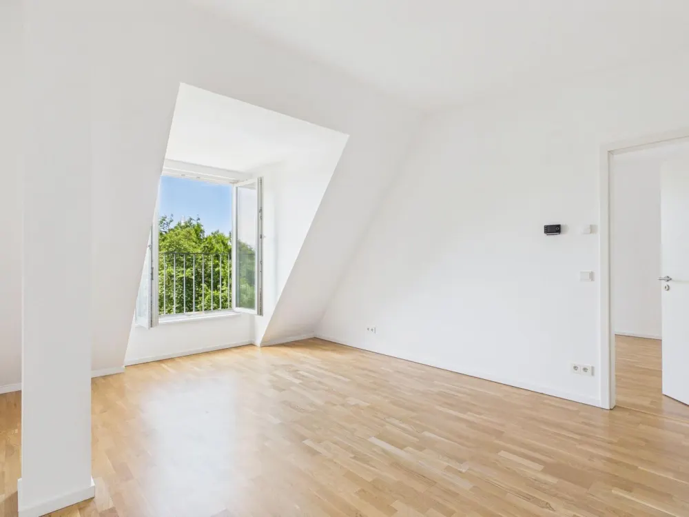 ** Lichtdurchflutete 2-Zimmer-Dachgeschosswohnung mit Gartennutzung **