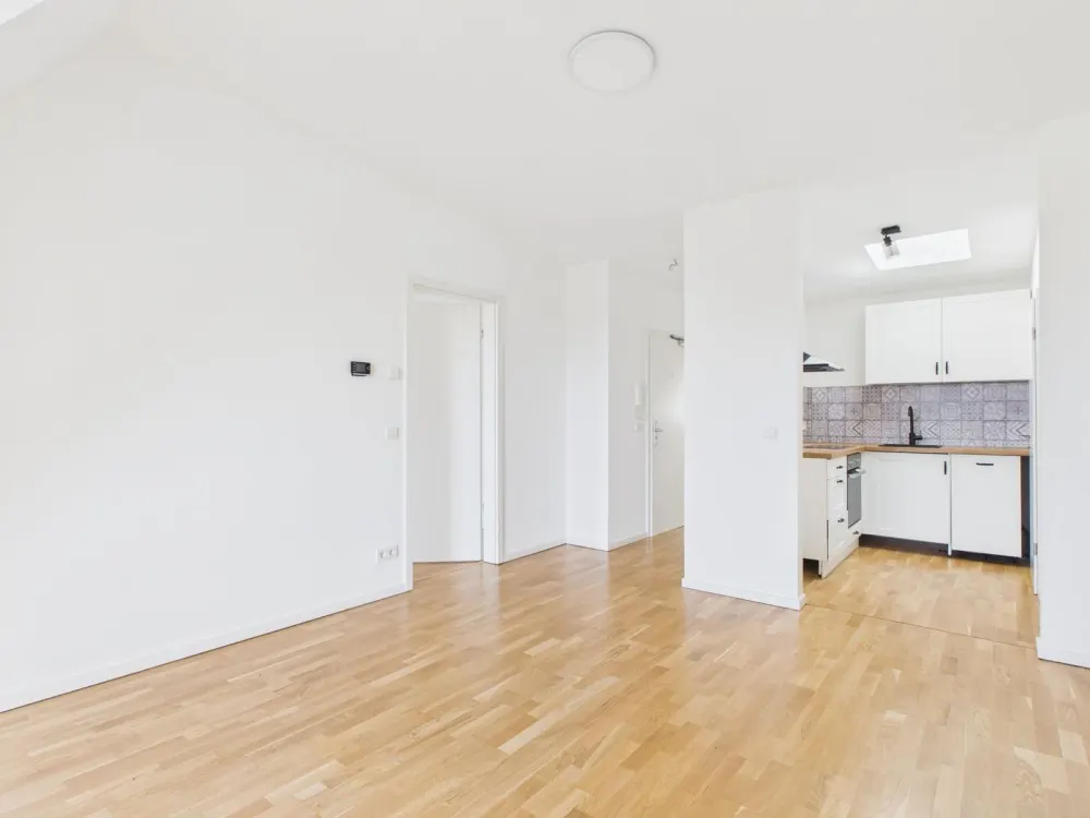 ** Lichtdurchflutete 2-Zimmer-Dachgeschosswohnung mit Gartennutzung **