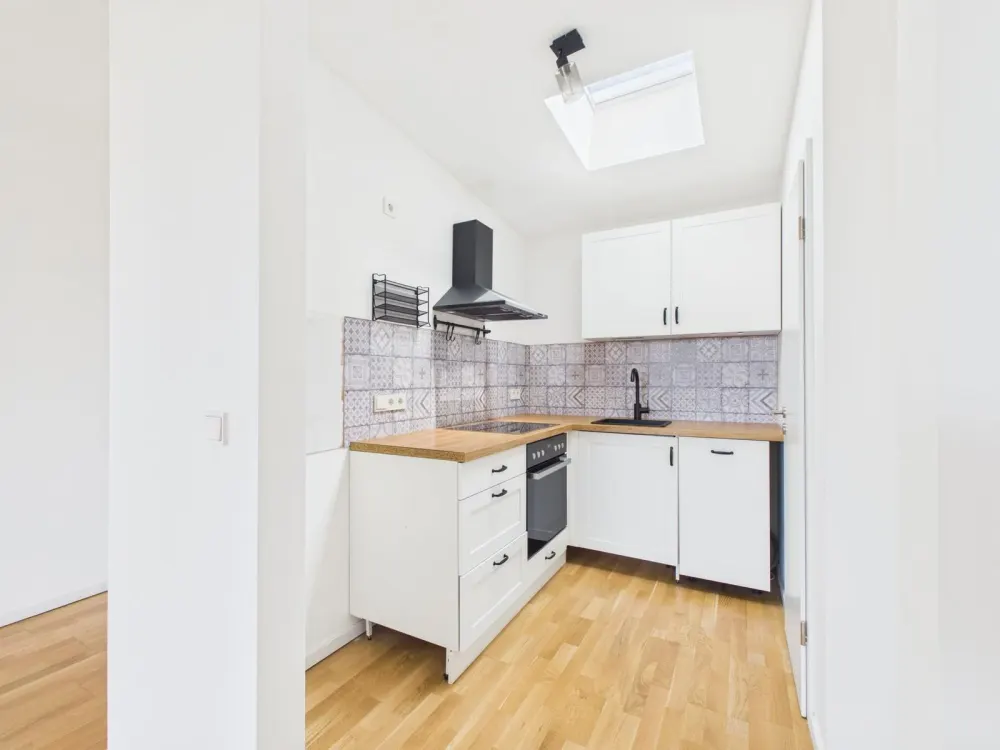 ** Lichtdurchflutete 2-Zimmer-Dachgeschosswohnung mit Gartennutzung **