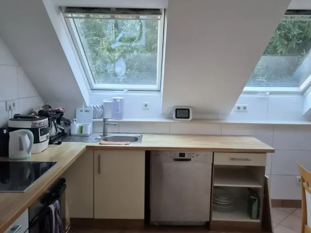 kl. helle, 2 Zimmer DG Wohnung in Ludenberg- Gerresheim