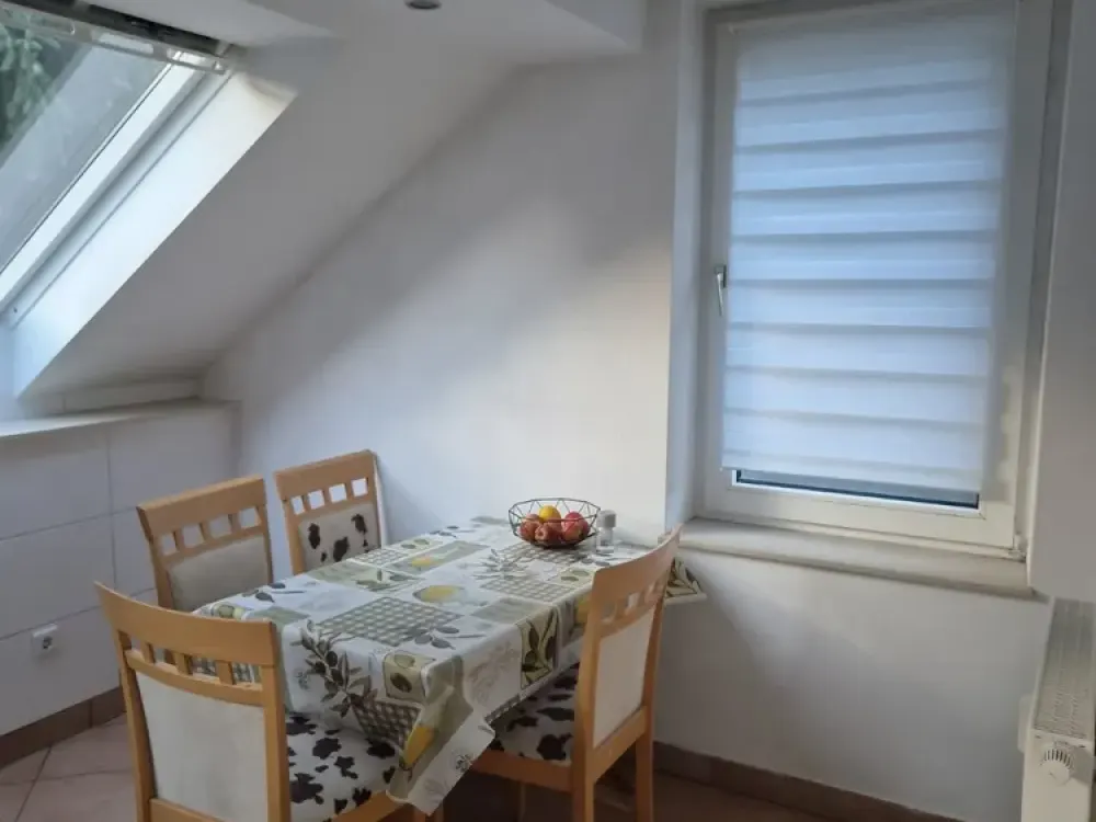 kl. helle, 2 Zimmer DG Wohnung in Ludenberg- Gerresheim