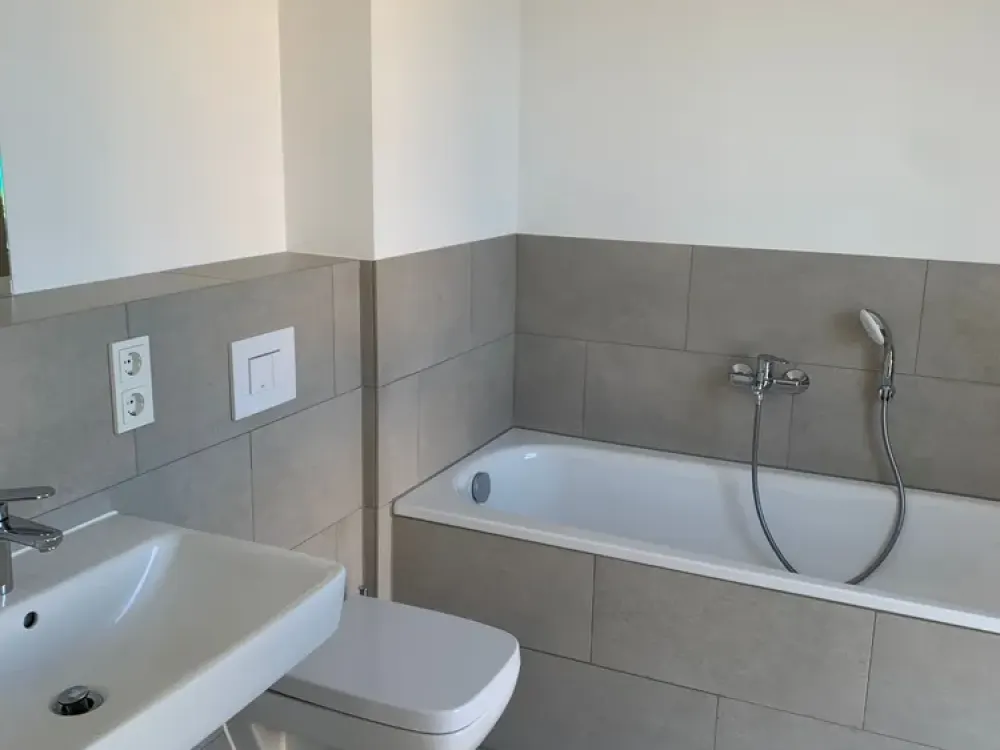 5-Zimmer-Wohnung inkl. Einbauküche mit Balkon und 2 Badezimmern