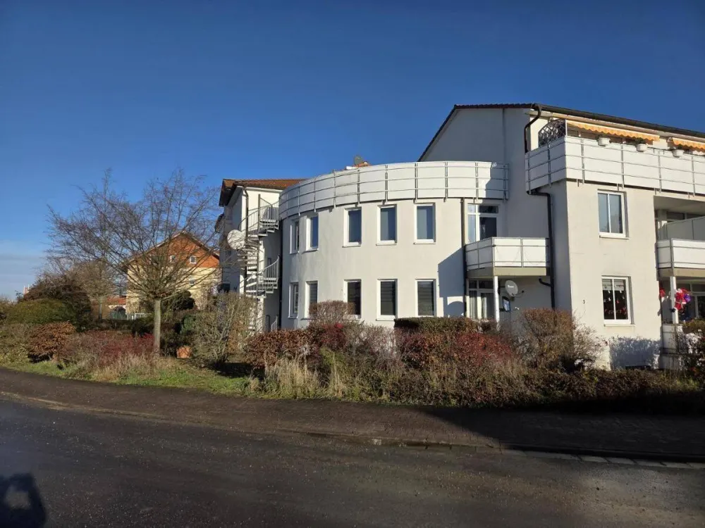 Modernes Wohnen im Grünen 2 Raum Wohnung mit Balkon
