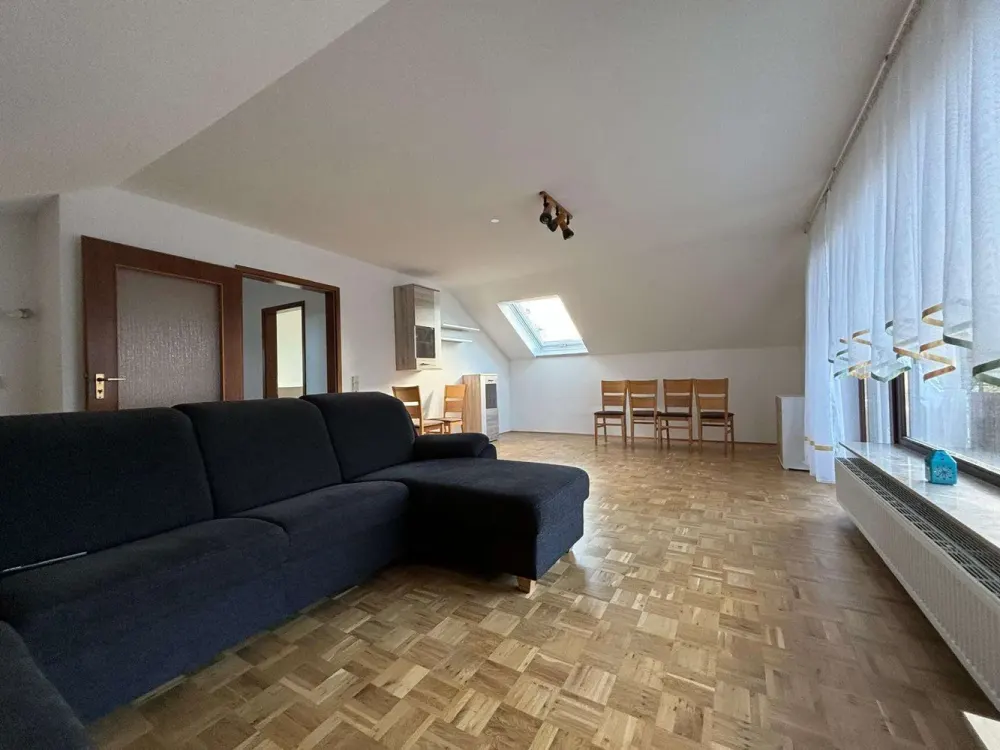 Moderne 2,5-Zimmer-Dachgeschosswohnung mit sonnigem Balkon, Einbauküche, Stellplatz in ruhiger Lage