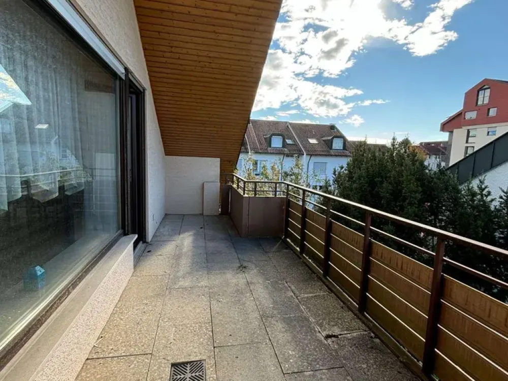 Moderne 2,5-Zimmer-Dachgeschosswohnung mit sonnigem Balkon, Einbauküche, Stellplatz in ruhiger Lage