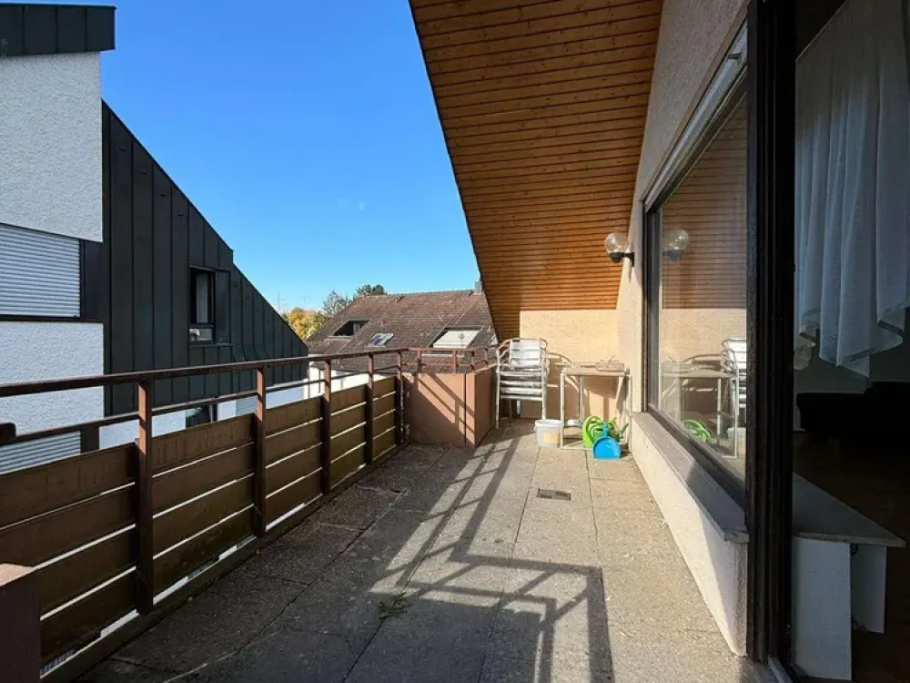Moderne 2,5-Zimmer-Dachgeschosswohnung mit sonnigem Balkon, Einbauküche, Stellplatz in ruhiger Lage