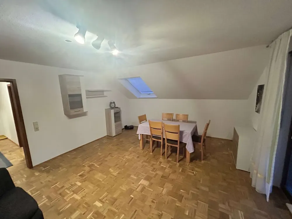 Moderne 2,5-Zimmer-Dachgeschosswohnung mit sonnigem Balkon, Einbauküche, Stellplatz in ruhiger Lage