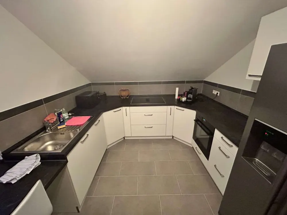 Moderne 2,5-Zimmer-Dachgeschosswohnung mit sonnigem Balkon, Einbauküche, Stellplatz in ruhiger Lage