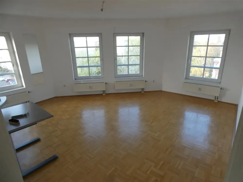 Ideale Wohnung für Singles, Paare! Tolle 2 Zi.-DG-Whg | Parkett |Bad mit Fenster