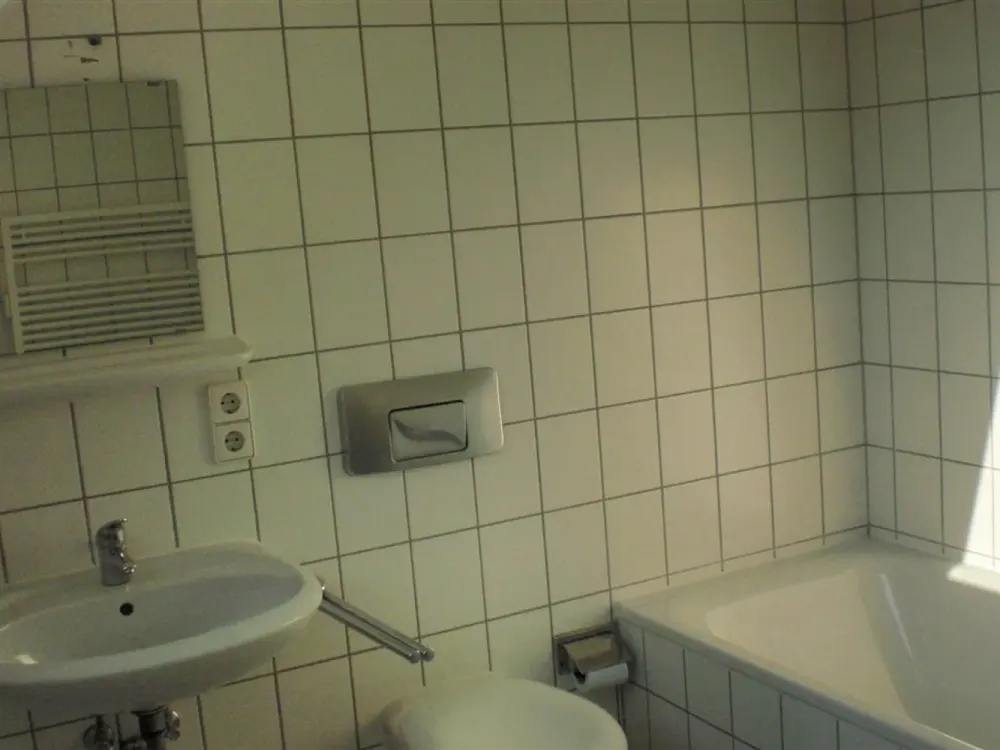 Ideale Wohnung für Singles, Paare! Tolle 2 Zi.-DG-Whg | Parkett |Bad mit Fenster