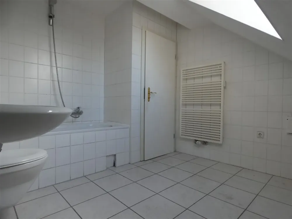 Ideale Wohnung für Singles, Paare! Tolle 2 Zi.-DG-Whg | Parkett |Bad mit Fenster