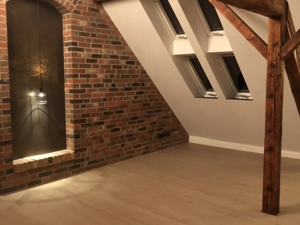 Hochwertige Dachgeschosswohnung mit Galerie, Terrasse und Einbauküche in Limmer - keine AFD Wähler