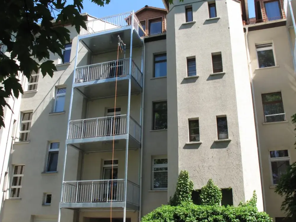 Ruhige Zentrumslage Nähe Clara-Zetkin- Park. Große Wohnküche. Großer Südbalkon