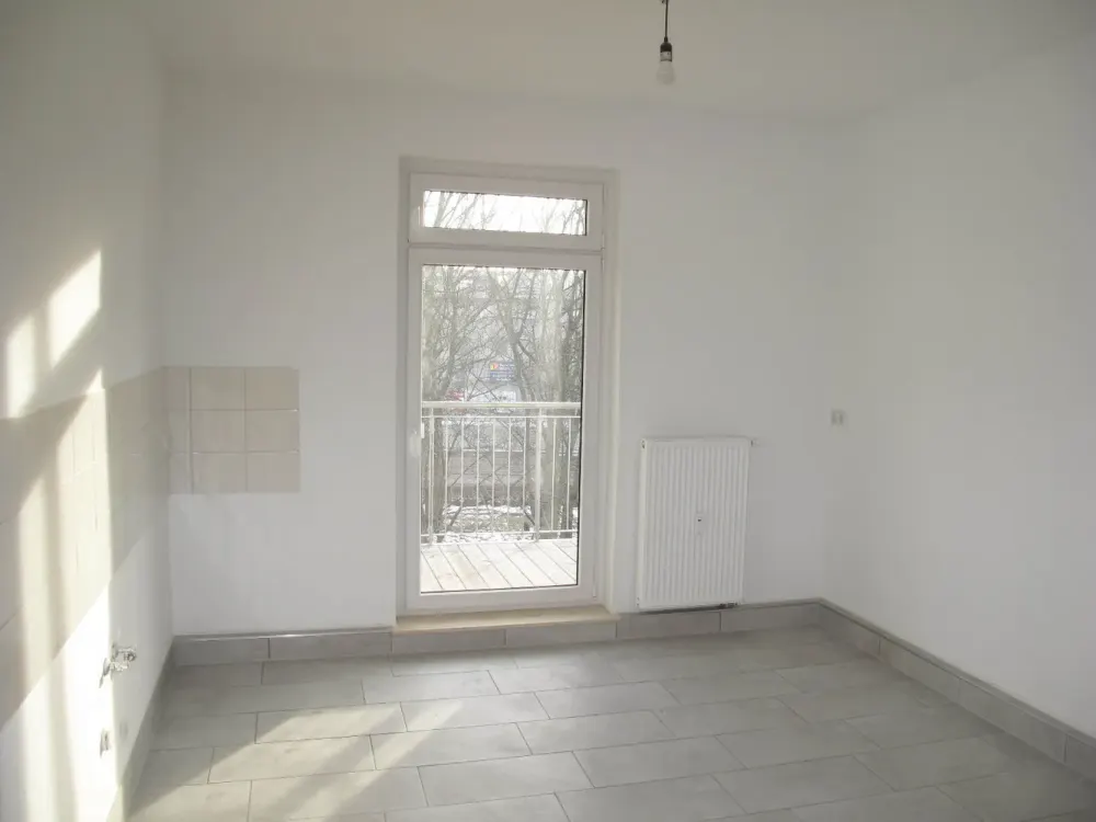 Ruhige Zentrumslage Nähe Clara-Zetkin- Park. Große Wohnküche. Großer Südbalkon