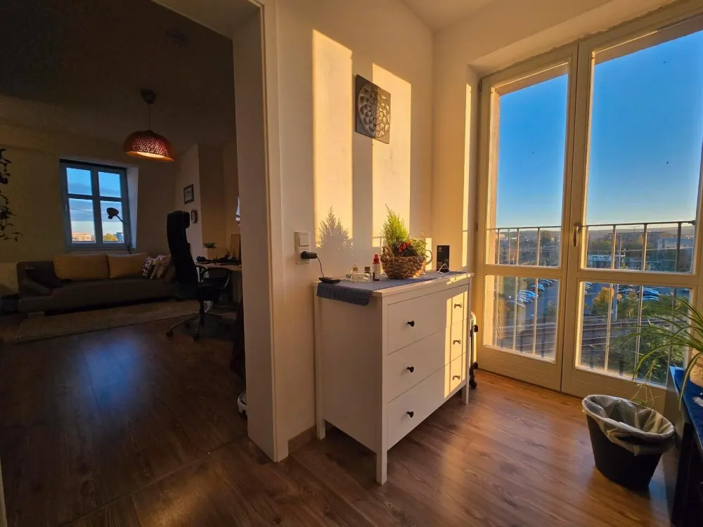 Spacious, bright 2-room apartment with fitted kitchen (transfer fee) for rent near university (not suitable for shared flat)!