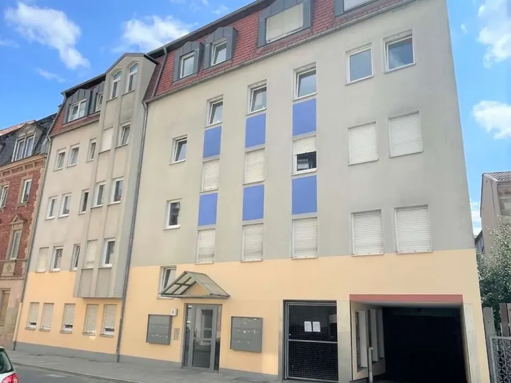 Großzügige 2-Zi-Wohnung mit Balkon, separater Küche und TG-Stellplatz in Fürth