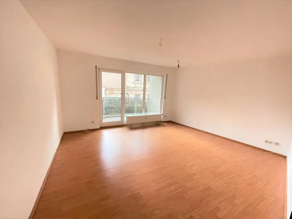 Großzügige 2-Zi-Wohnung mit Balkon, separater Küche und TG-Stellplatz in Fürth