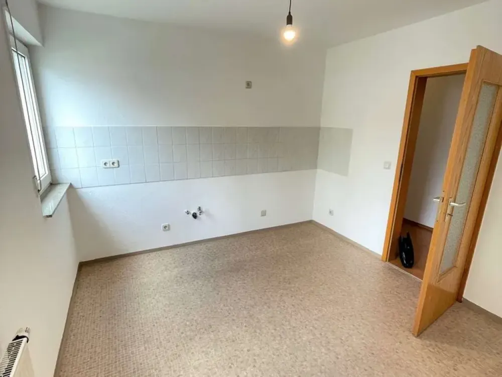 Großzügige 2-Zi-Wohnung mit Balkon, separater Küche und TG-Stellplatz in Fürth