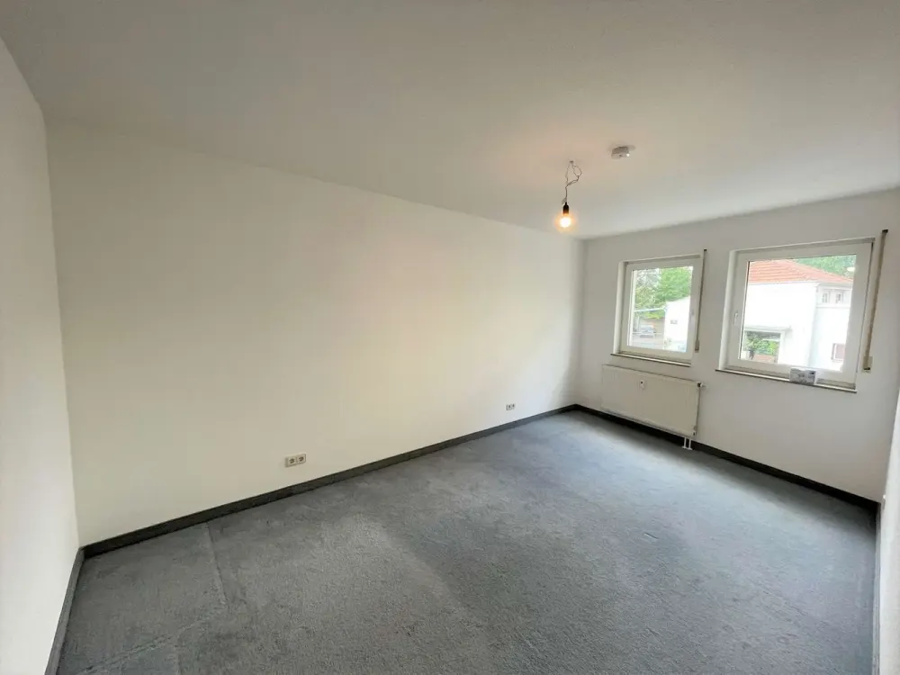 Großzügige 2-Zi-Wohnung mit Balkon, separater Küche und TG-Stellplatz in Fürth