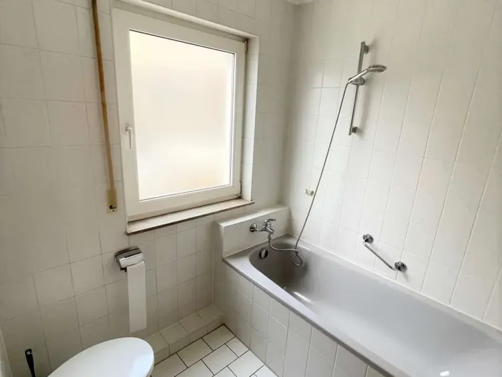Großzügige 2-Zi-Wohnung mit Balkon, separater Küche und TG-Stellplatz in Fürth