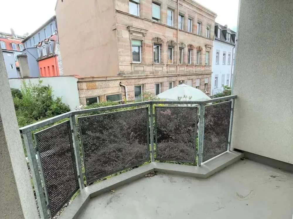 Großzügige 2-Zi-Wohnung mit Balkon, separater Küche und TG-Stellplatz in Fürth