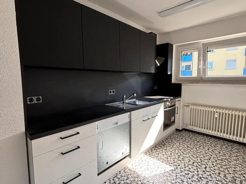 Erstbezug nach Sanierung: 4,5 Zimmer, Balkon, EBK & Einzelgarage