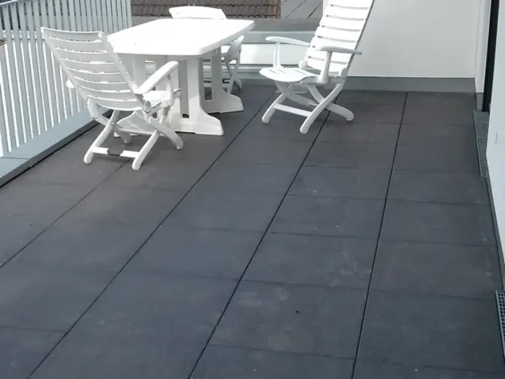 Neuwertige 2-Zimmer-DG-Wohnung mit Terrasse, von privat