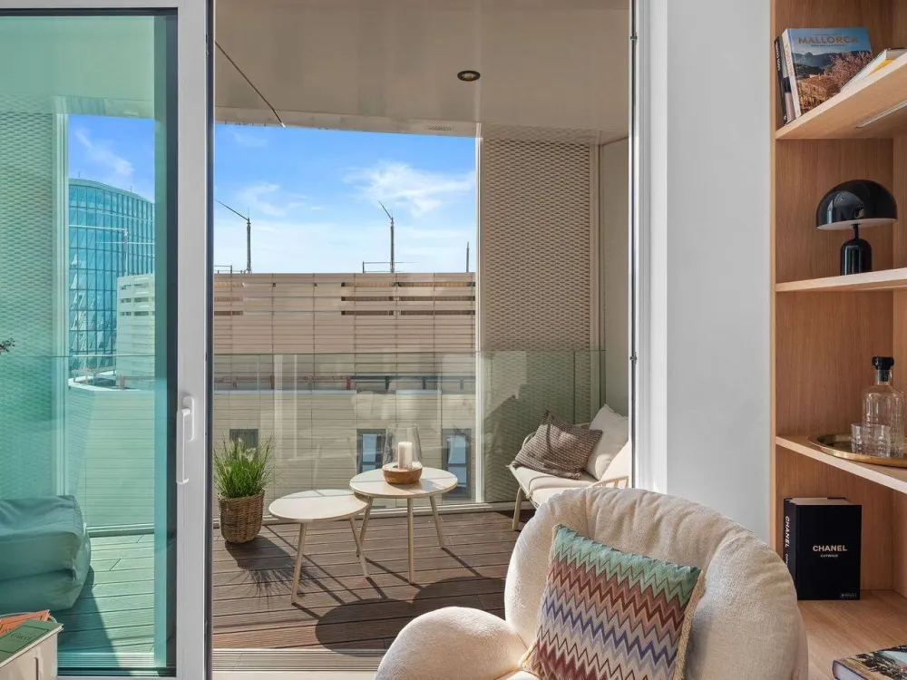 Luxus-Apartment im THE LYTE: vollmöbliert, Balkon & seitlicher Ausblick auf die Elbe