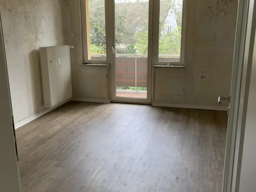 Teilsanierte 3,5 Zimmer-Whg. mit Balkon zum 01.11.2026